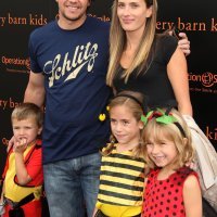 Mark Wahlberg sa suprugom Rheom i djecom