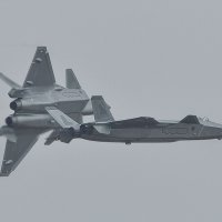 Dva J-20 prilikom razilaženja