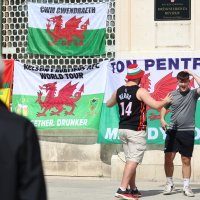 Interventna policija skida navijačke zastave Walesa s pročelja zgrade na Rivi