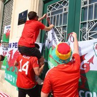 Interventna policija skida navijačke zastave Walesa s pročelja zgrade na Rivi