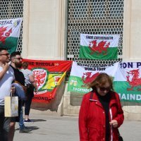 Interventna policija skida navijačke zastave Walesa s pročelja zgrade na Rivi