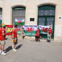 Interventna policija skida navijačke zastave Walesa s pročelja zgrade na Rivi