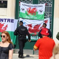 Interventna policija skida navijačke zastave Walesa s pročelja zgrade na Rivi