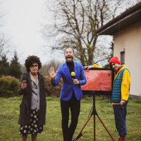 Ivana Bakarić (Mikeova mama) Jure Radnić (novinar) i Tin Rožman (Mike)