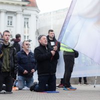 Molitva muškaraca na Trgu bana Jelačića