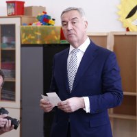 Milo Đukanović  sa suprugom na biralištu