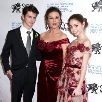 Dylan Douglas, Catherine Zeta-Jones i Carys Douglas