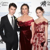 Dylan Douglas, Catherine Zeta-Jones i Carys Douglas