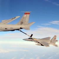 KC-135 nadopunjuje gorivom F-15