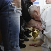 Papa Franjo oprao noge 12 mladih zatvorenika u Rimu