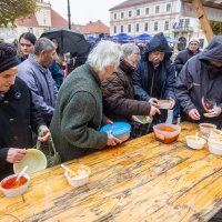 Osječanima podijeljeno 2000 porcija fiša na Veliki petak