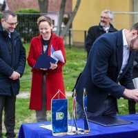 Tomislav Tomašević i Danijela Dolenec polažu kamen temeljac za vrtić