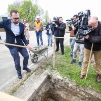 Tomislav Tomašević i Danijela Dolenec polažu kamen temeljac za vrtić