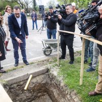 Tomislav Tomašević i Danijela Dolenec polažu kamen temeljac za vrtić