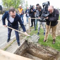 Tomislav Tomašević i Danijela Dolenec polažu kamen temeljac za vrtić