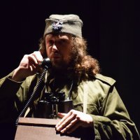 Prizori iz predstave Tenk YU