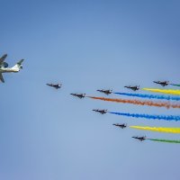 KJ-2000 u pratnji kineske akrobatske skupine