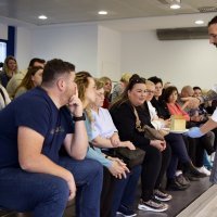 HMS Pordenone - kuhar pokazuje kruh