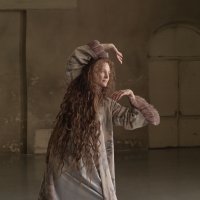 Vicky Krieps u filmu Korzet