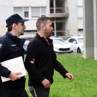 Privođenje muškaraca koji su se potukli na WRC-u