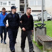 Privođenje muškaraca koji su se potukli na WRC-u