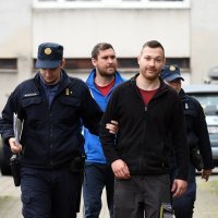 Privođenje muškaraca koji su se potukli na WRC-u