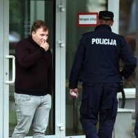 Privođenje muškaraca koji su se potukli na WRC-u