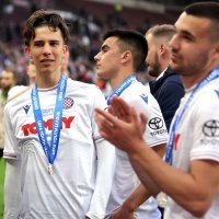 Hajdukovi igrači s medaljama oko vrata i suzama u očima