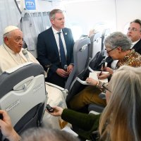 Papa Franjo u avionu na povratku iz Mađarske