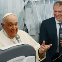 Papa Franjo u avionu na povratku iz Mađarske