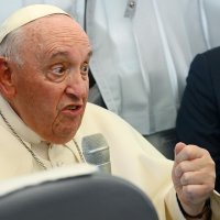 Papa Franjo u avionu na povratku iz Mađarske