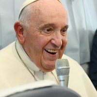 Papa Franjo u avionu na povratku iz Mađarske