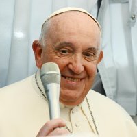 Papa Franjo u avionu na povratku iz Mađarske