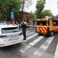 Skela i dio zgrade urušili se na automobile u Klaićevoj ulici