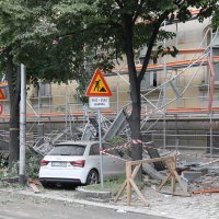 Skela i dio zgrade urušili se na automobile u Klaićevoj ulici