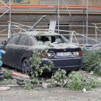 Skela i dio zgrade urušili se na automobile u Klaićevoj ulici