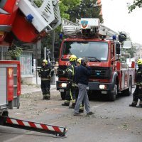 Skela i dio zgrade urušili se na automobile u Klaićevoj ulici