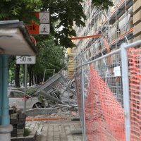 Skela i dio zgrade urušili se na automobile u Klaićevoj ulici