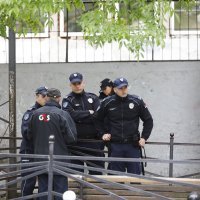 Paljenje svijeća ispred škole u Beogradu