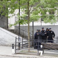 Paljenje svijeća ispred škole u Beogradu