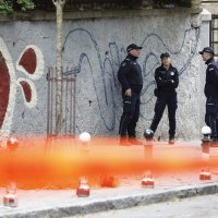 Paljenje svijeća ispred škole u Beogradu