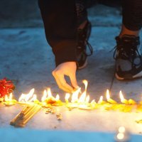 Brojni građani pale svijeće na Cvetnom trgu za stradale u masakru