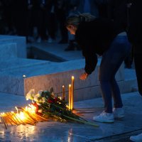 Brojni građani pale svijeće na Cvetnom trgu za stradale u masakru