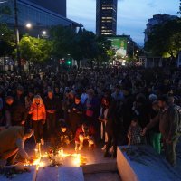 Brojni građani pale svijeće na Cvetnom trgu za stradale u masakru