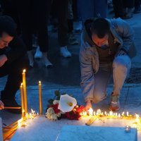 Brojni građani pale svijeće na Cvetnom trgu za stradale u masakru