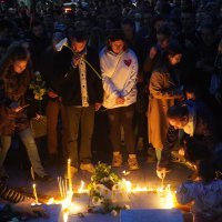 Brojni građani pale svijeće na Cvetnom trgu za stradale u masakru