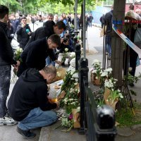 Suze i zapaljene svijeće ispred škole gdje je ubijeno osam učenika i zaštitar