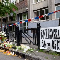 Suze i zapaljene svijeće ispred škole gdje je ubijeno osam učenika i zaštitar