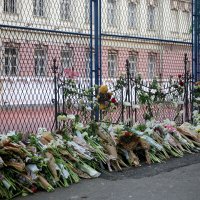 Suze i zapaljene svijeće ispred škole gdje je ubijeno osam učenika i zaštitar