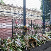 Suze i zapaljene svijeće ispred škole gdje je ubijeno osam učenika i zaštitar